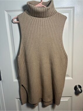 Women’s H&M Sleeveless Turtleneck Sweater Vest in Beige, size Small (Oversized)